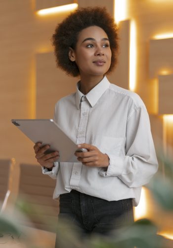 mulher empresária segurando um tablet